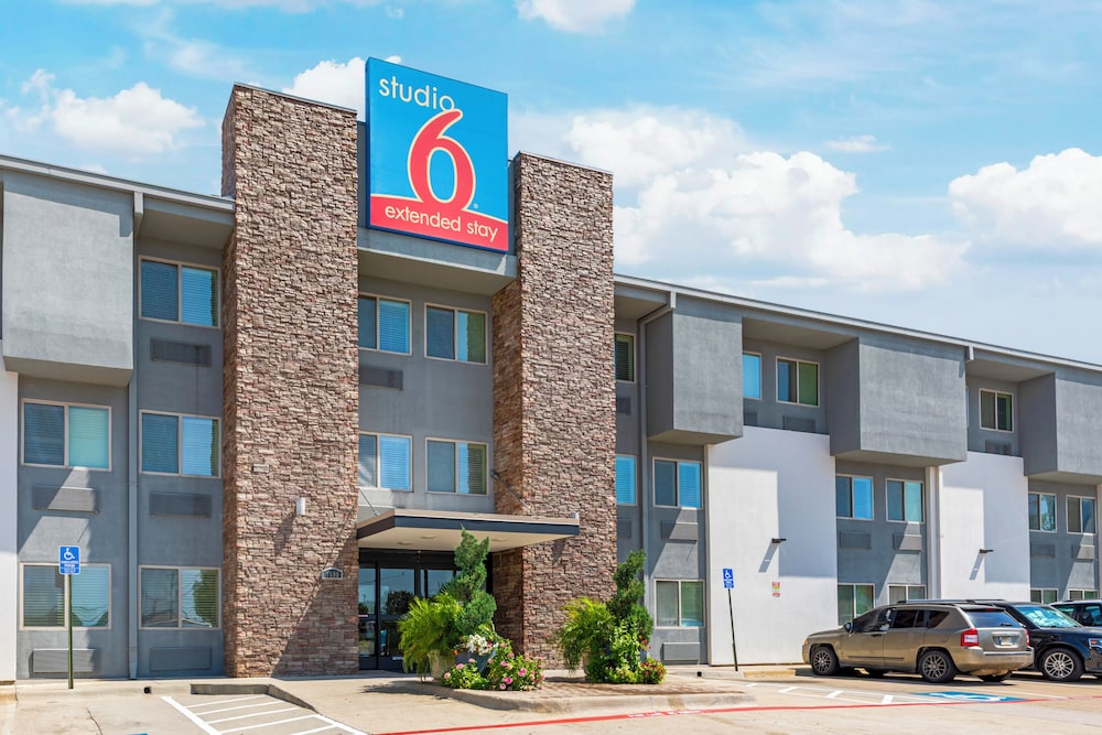 Studio6 Plano, TX 67/74