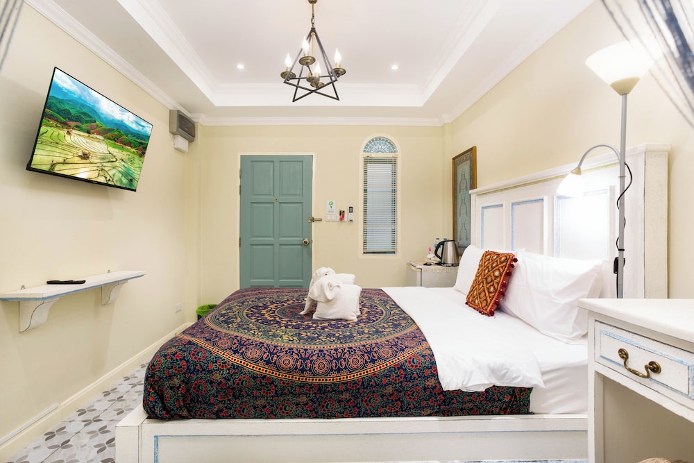 STANDARD, QUEEN BED