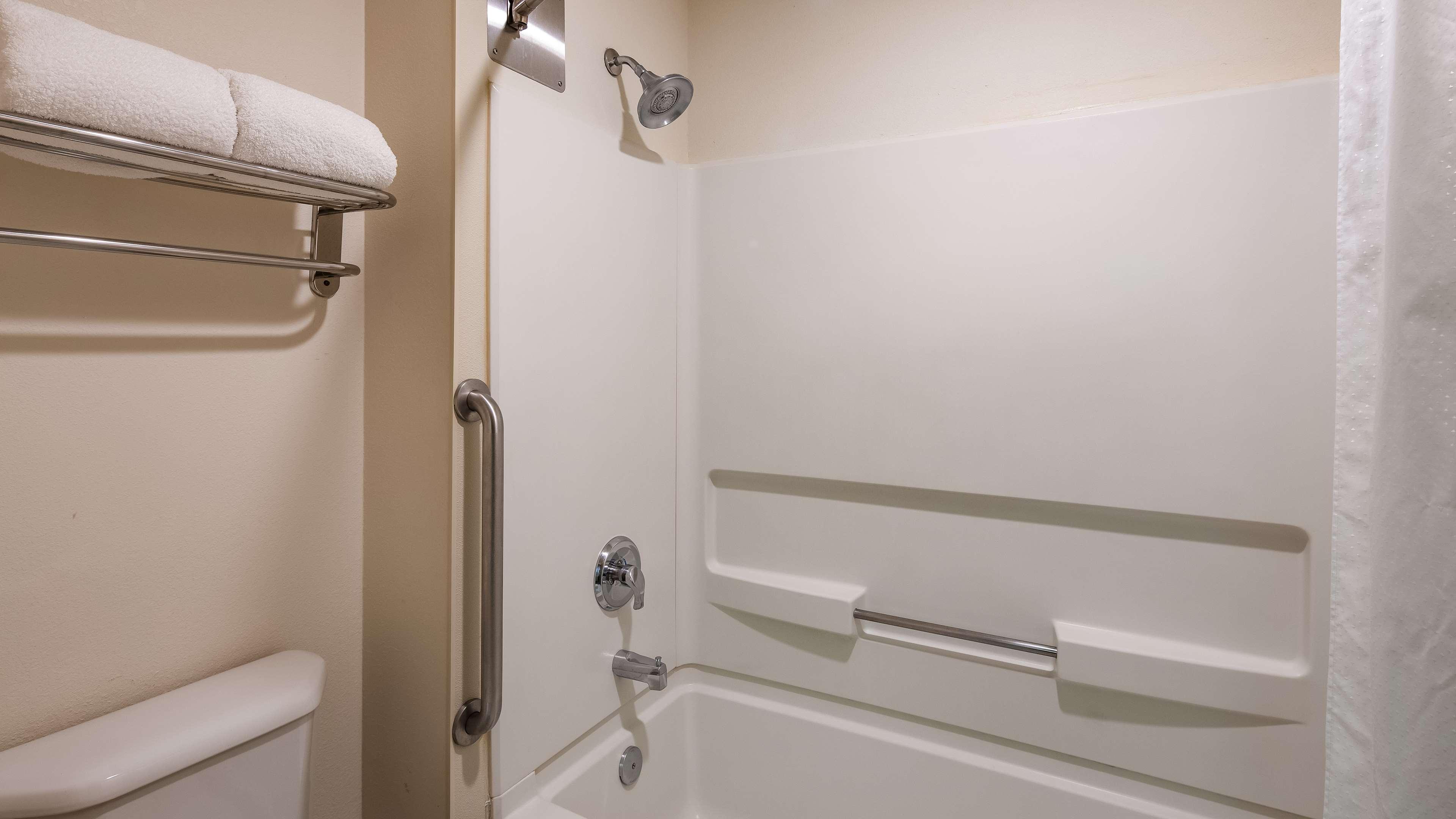 غرفة بسرير كينج مع أريكة، Best Western Plus Peoria 6/6