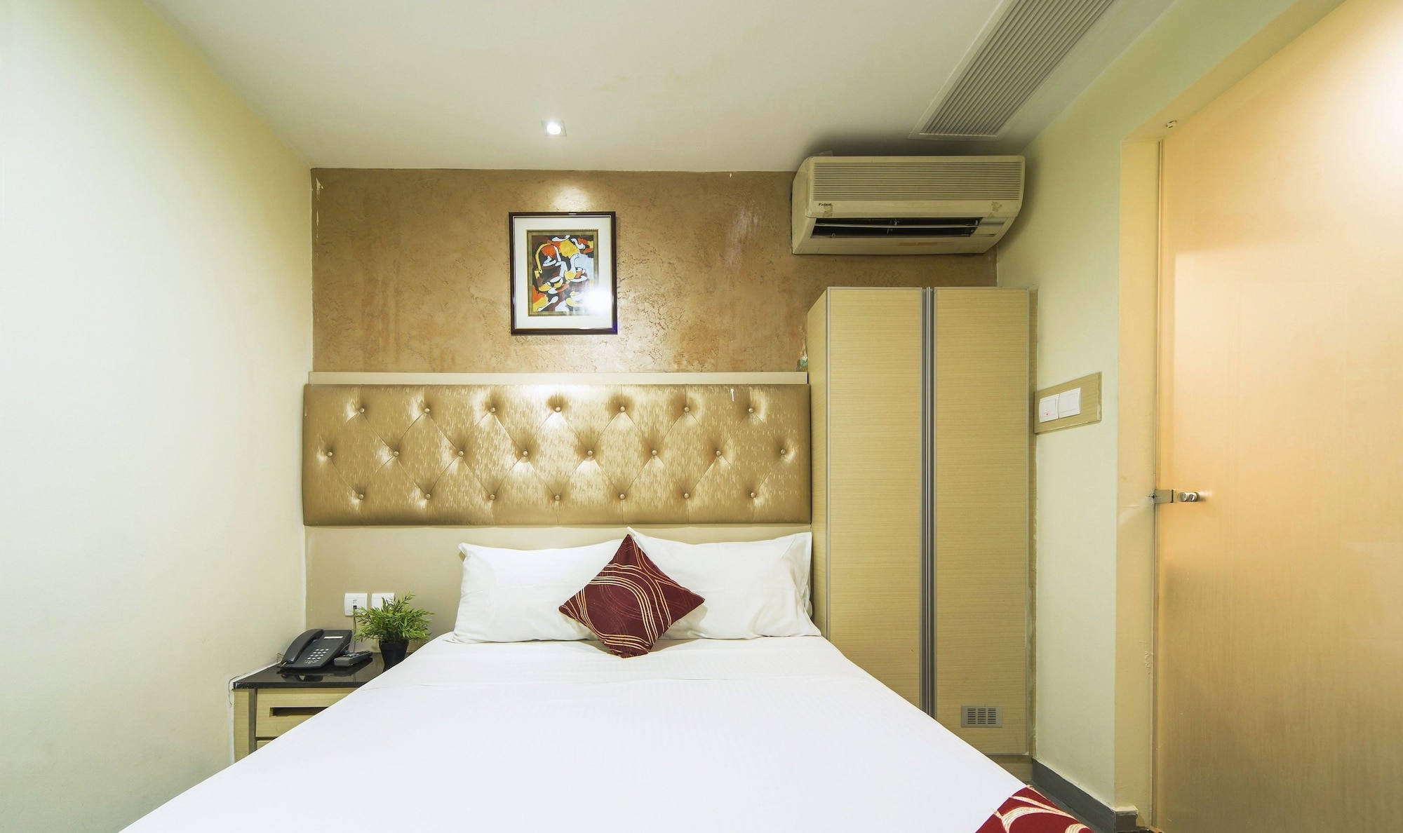 SUPERIOR, QUEEN BED, NO WINDOW