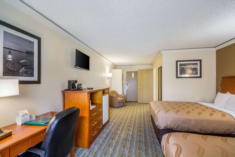 Quality Inn & Suites Kansas City - Independence I-70 East 17/34