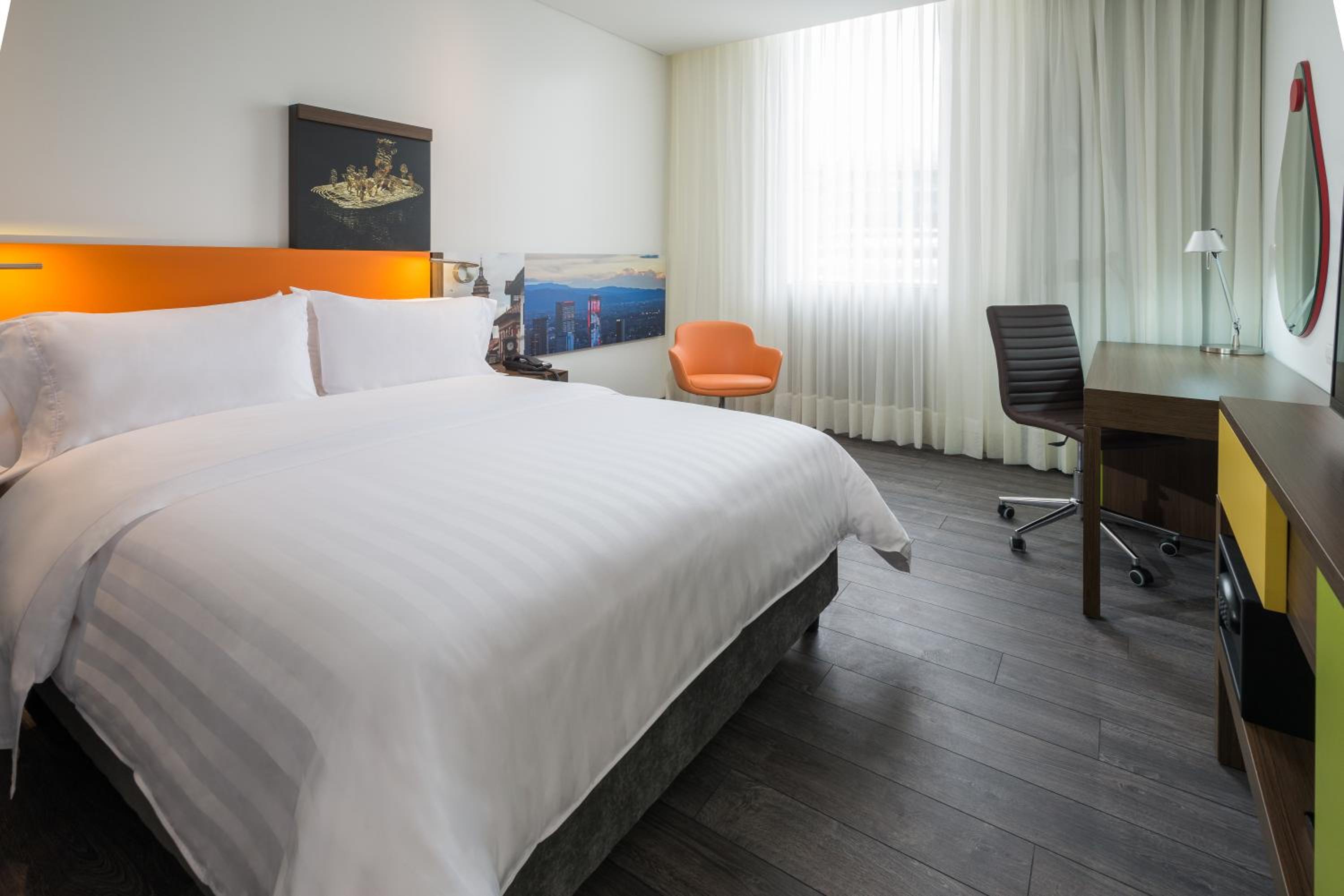 ROOM, QUEEN BED, ACCESSIBLE