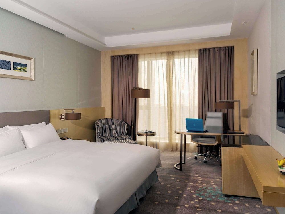DELUXE, KING BED