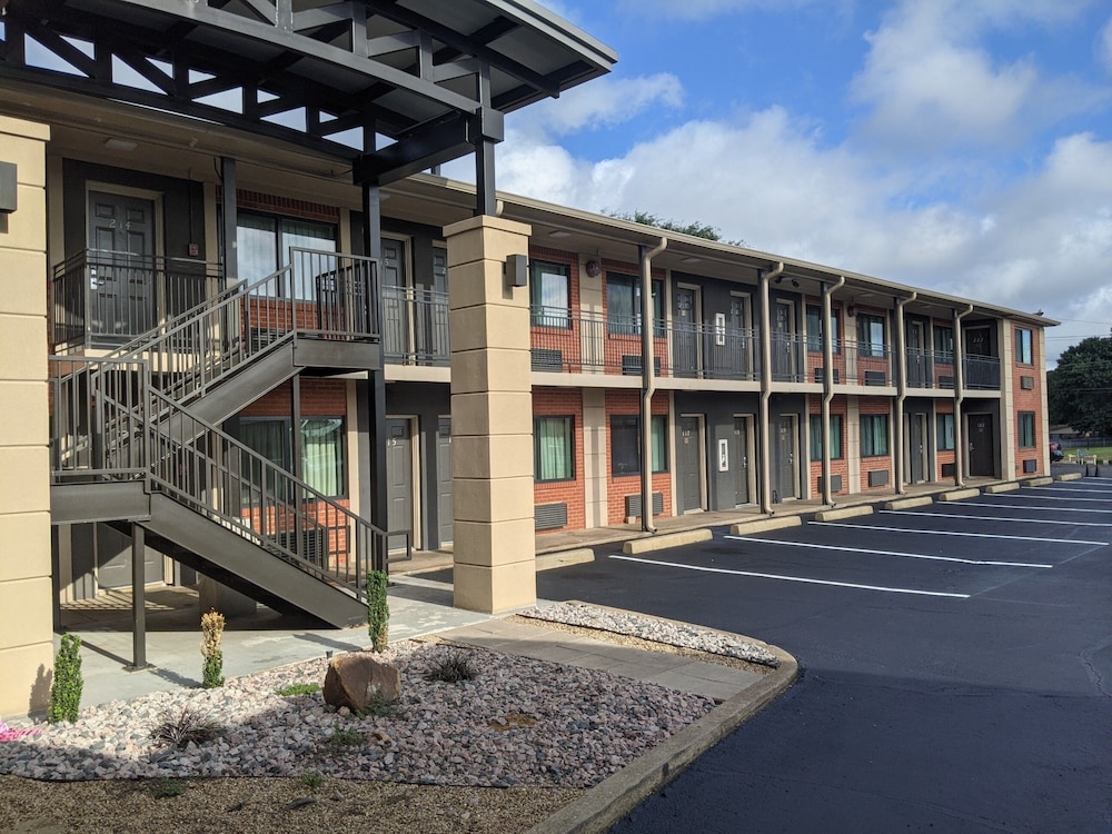 12 Oaks Hotel 6/50