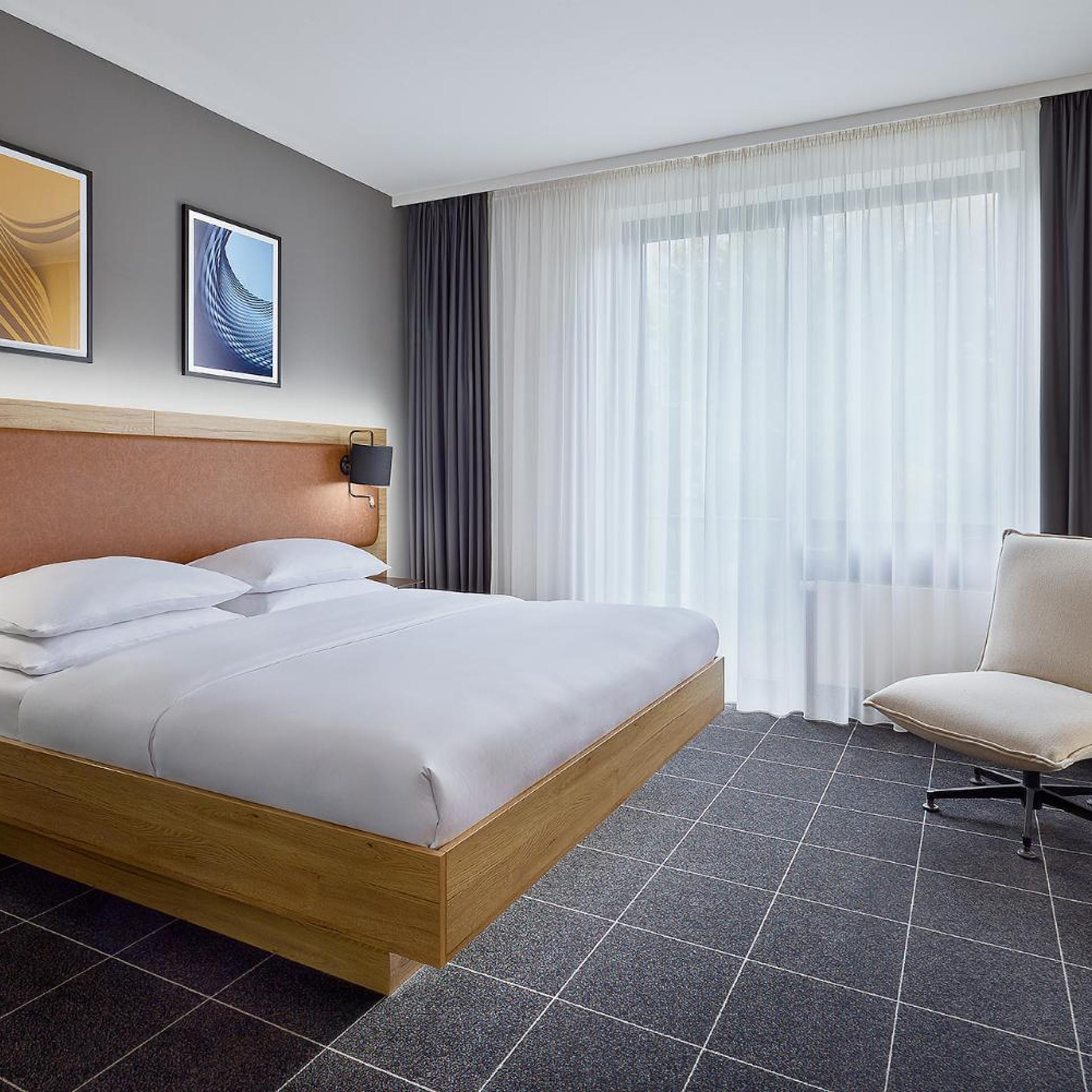 غرفة قياسية بسرير كينج وسرير كوين، FOUR POINTS FLEX by Sheraton Ratingen Dusseldorf Airport 3/10