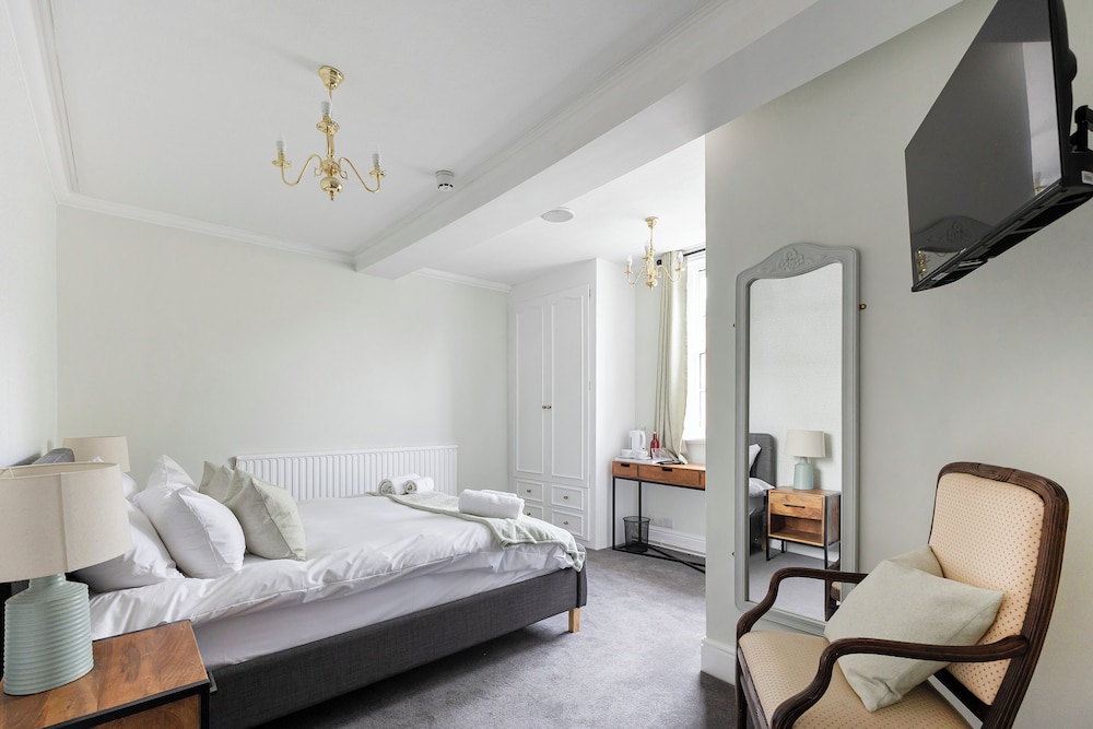 OYO Blenheim House 15/42