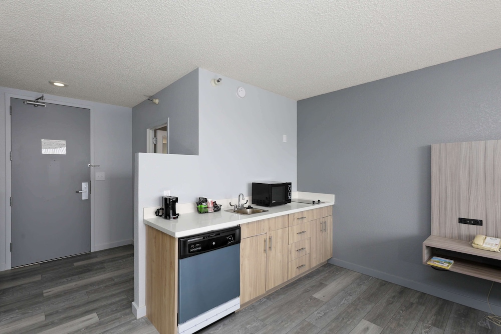 Studio6 Suites Lake Havasu City AZ 21/61