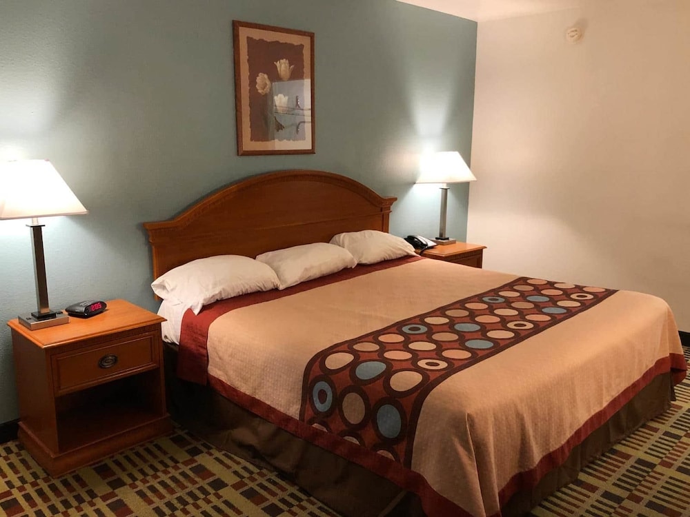 Super 8 by Wyndham Forney/East Dallas 10/27