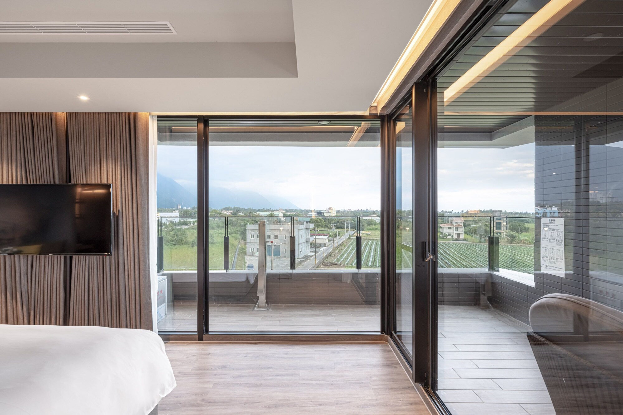 Junior Suite, Deluxe, King Bed, Ocean View, Building