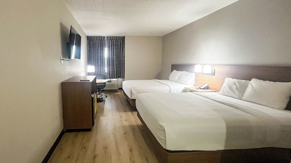 2 Queen Beds - Non-Smoking, Micfridge