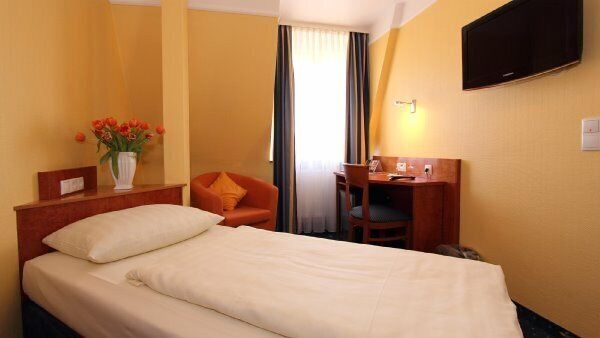 ROOM, SINGLE