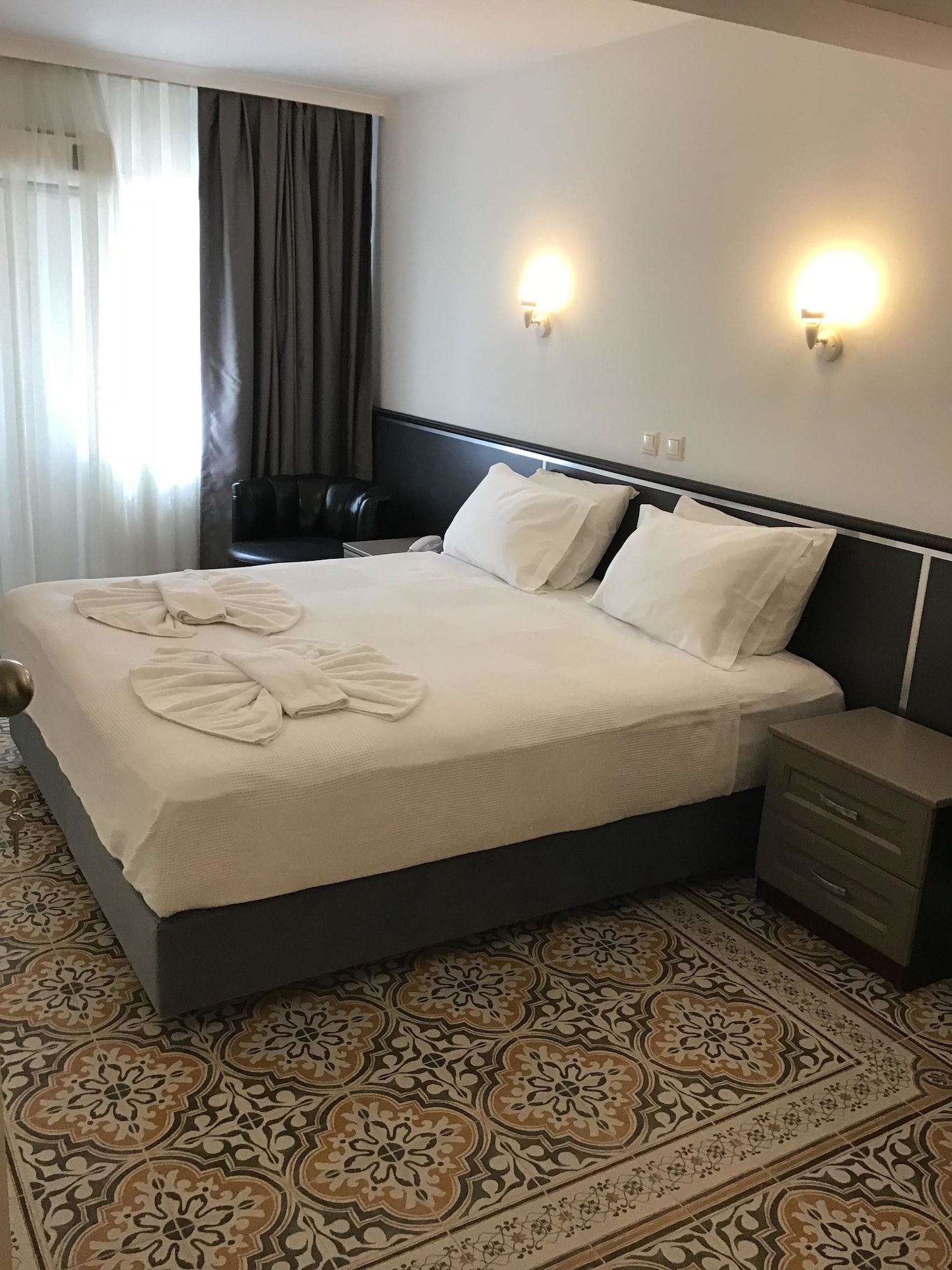 1 BEDROOM, STANDARD, DOUBLE OR TWIN BED