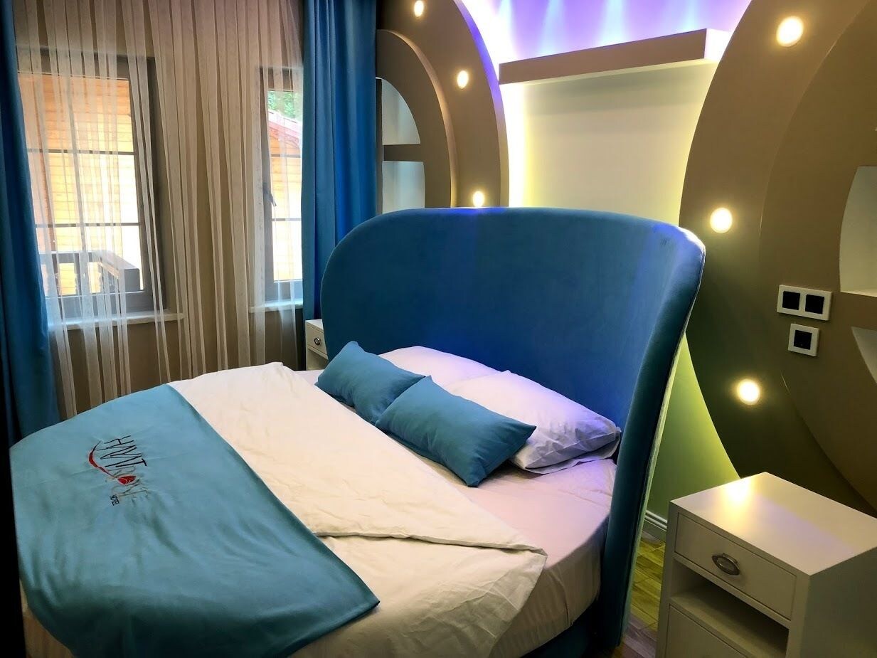 DELUXE, DOUBLE BED