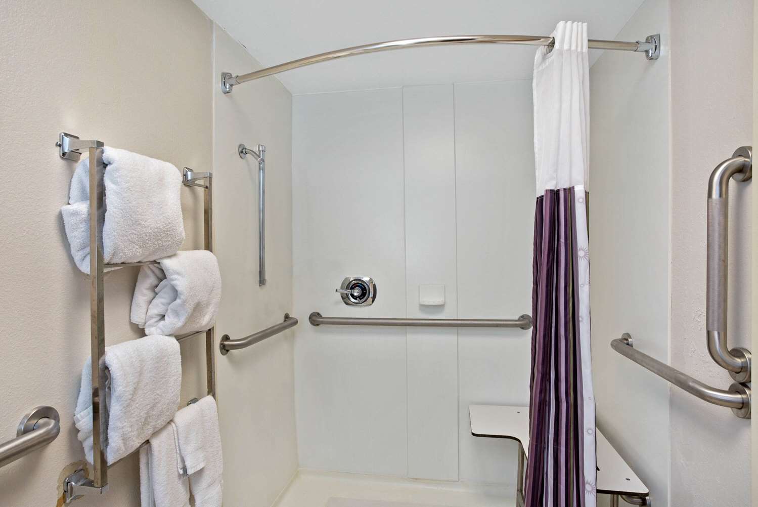 La Quinta Inn & Suites by Wyndham New Haven 48/49