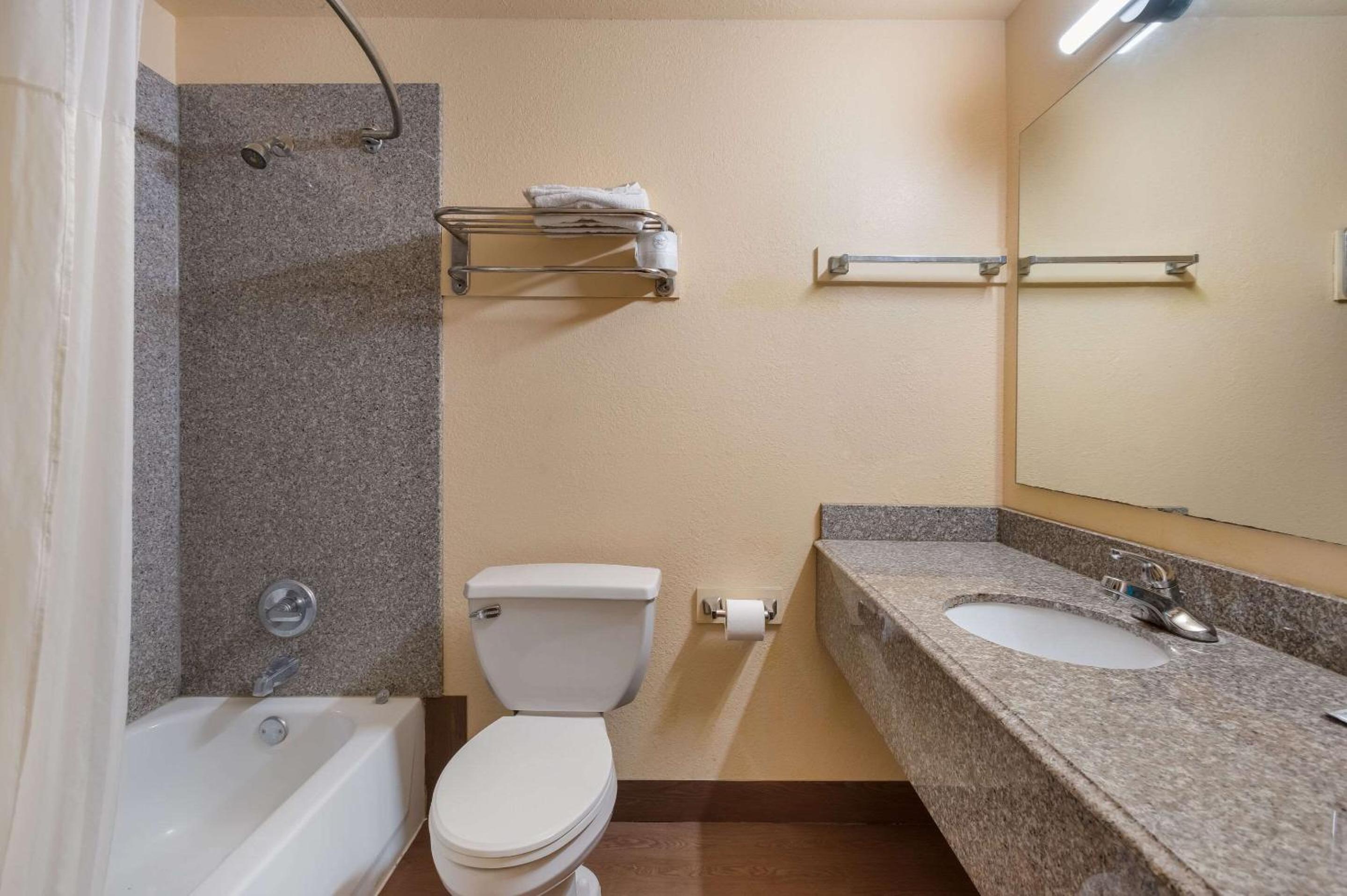 غرفة رباعية بسريرين كوين للمدخنين، New Orleans East Hotel 5/7