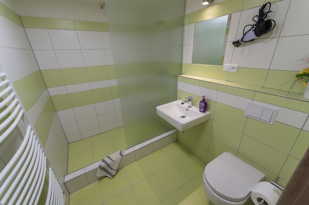 2 BEDROOMS, APARTMENT, CITY VIEW