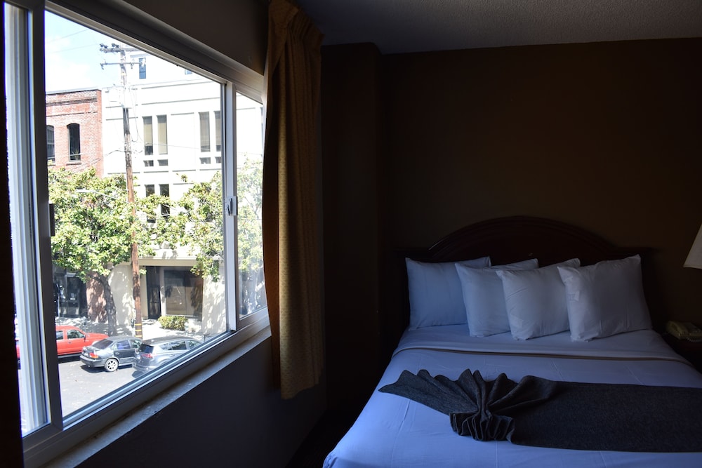 JACK LONDON INN 37/53