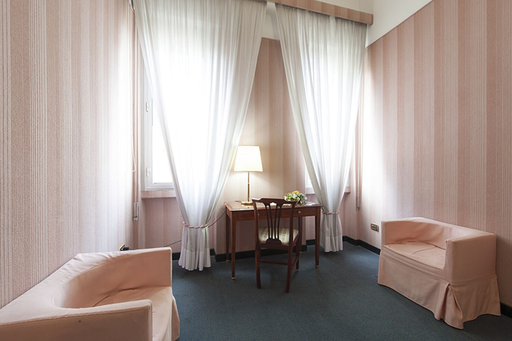 Esplanade Hotel 43/60