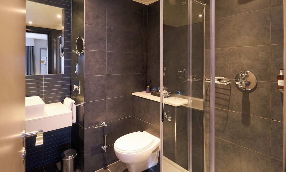 Guildford Harbour Hotel 48/49