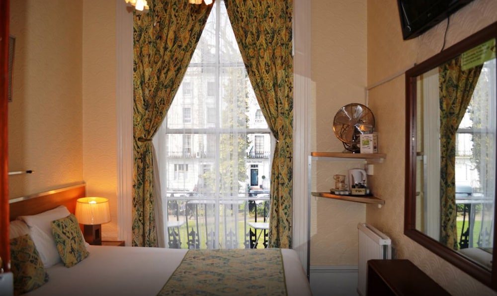 Falcon Hotel 25/50