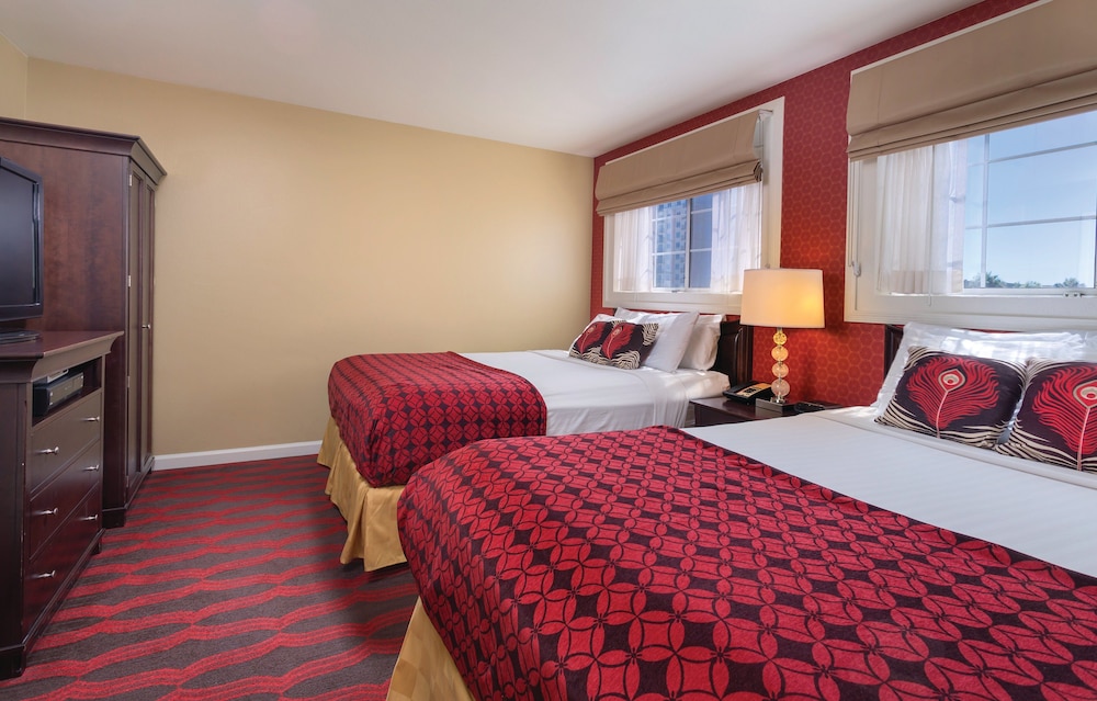 Peacock Suites 17/47