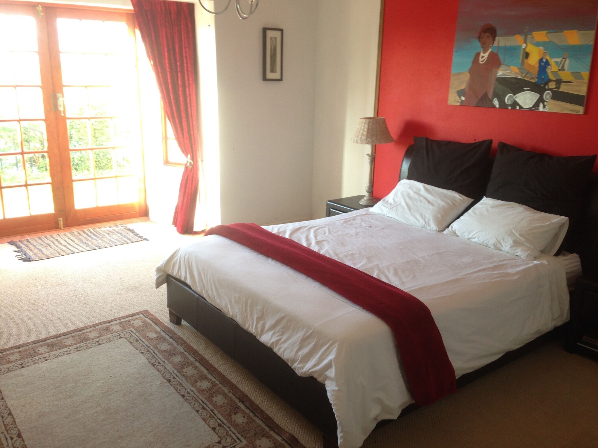غرفة عائلية بسرير كينج مع أريكة