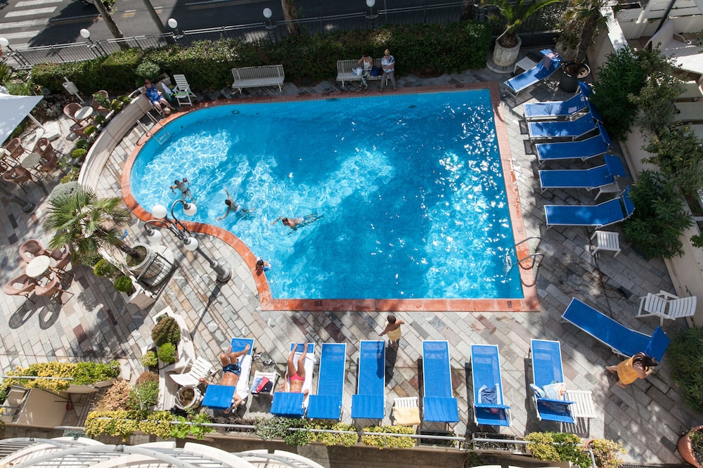Hotel Ambassador 6/48