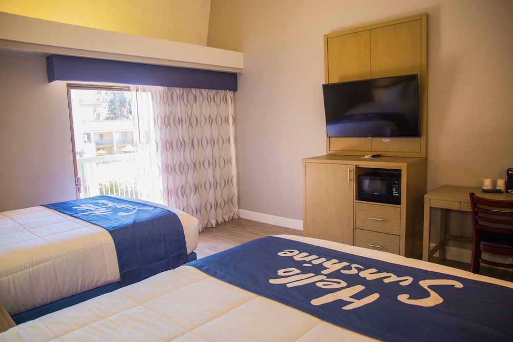 Standard, 2 Queen Beds, Balcony