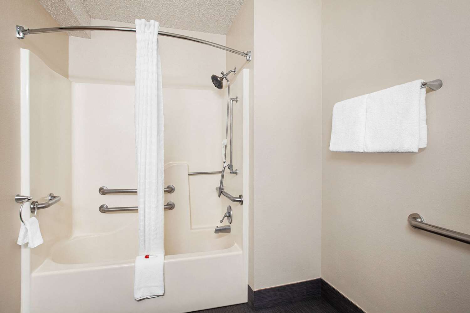 Super 8 by Wyndham Lenexa Overland Park/Mall Area 70/70