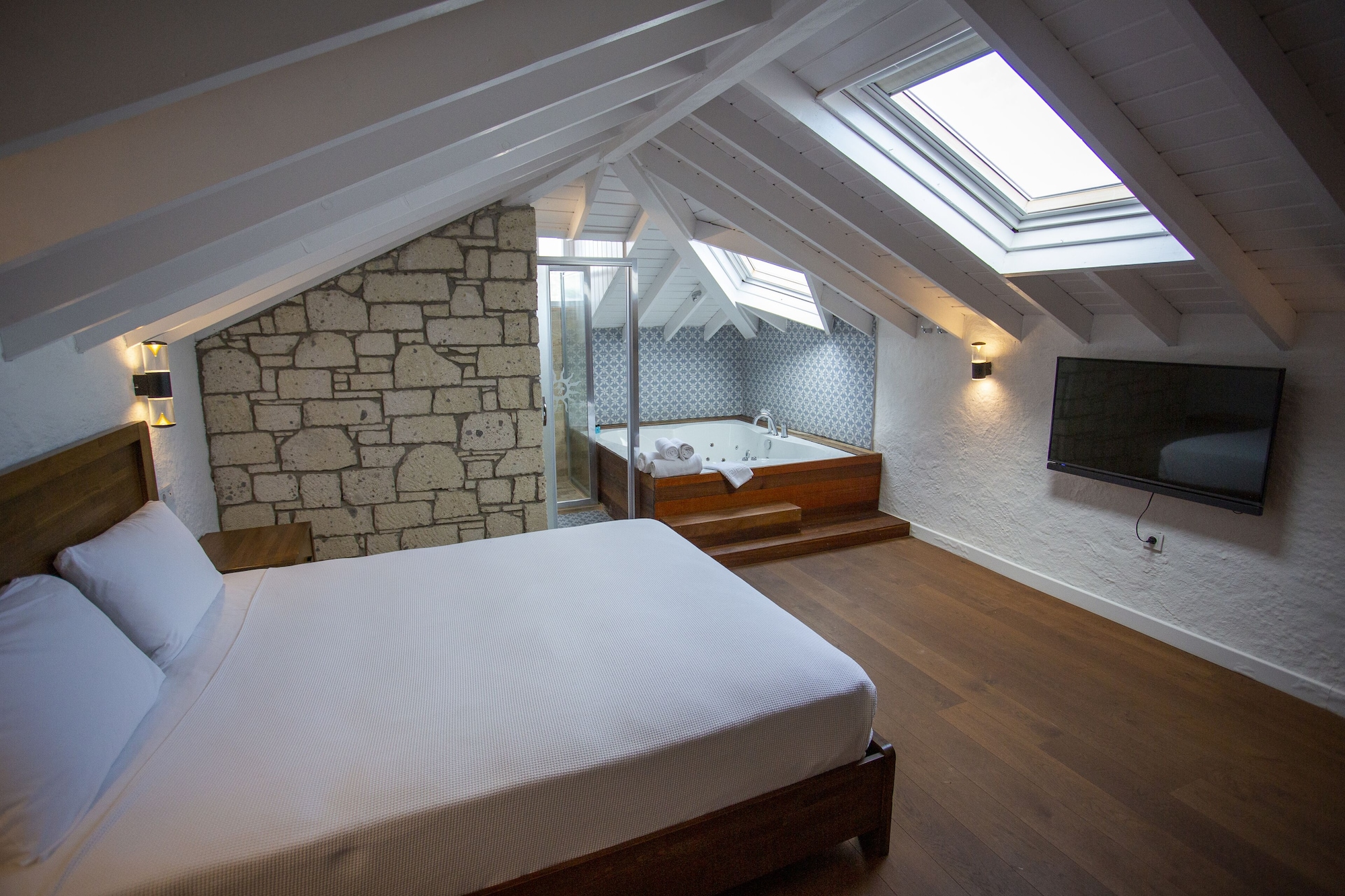 EXCLUSIVE, LOFT, QUEEN BED