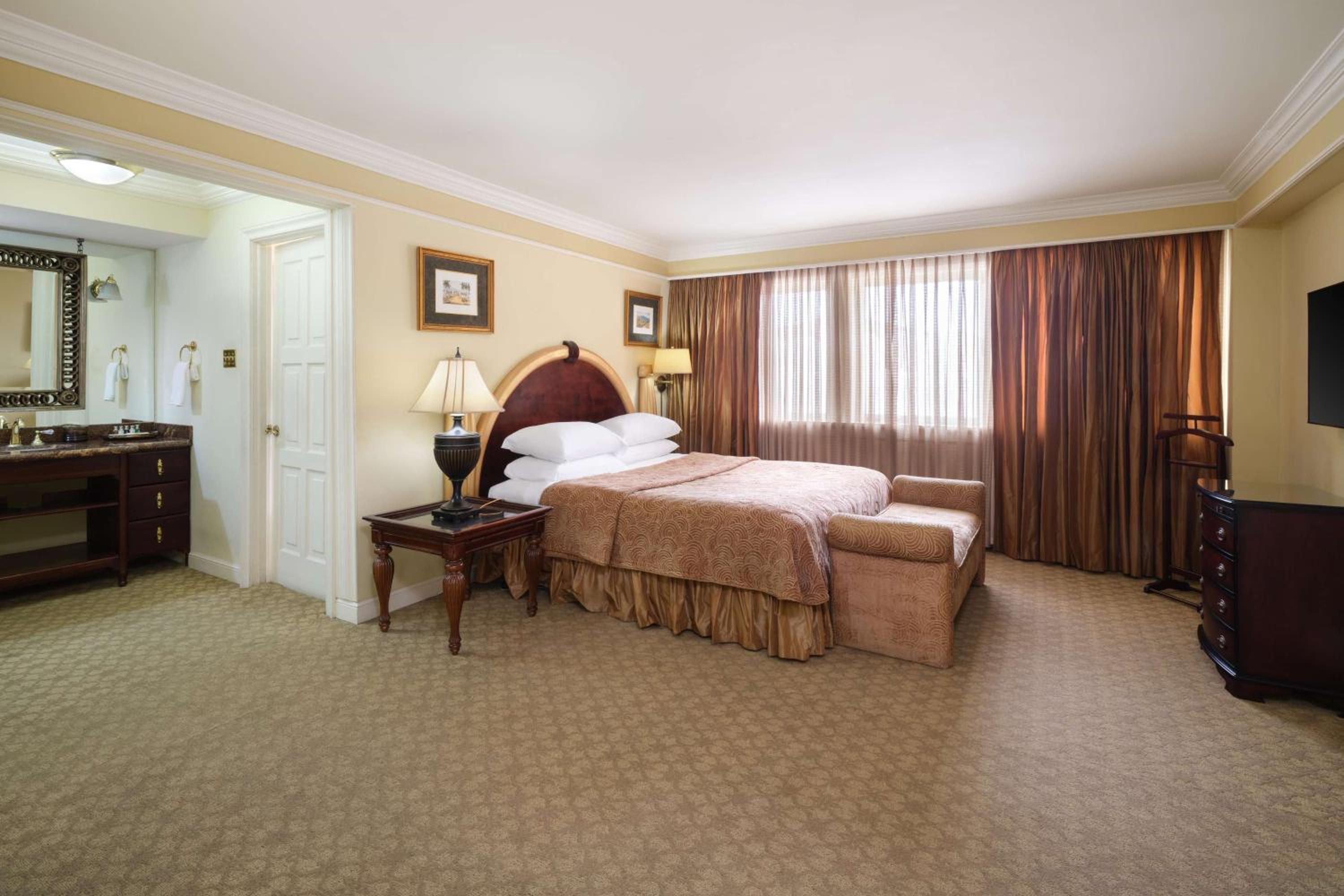 Suite, King Bed, Dining Area, Terrace, Bathtub