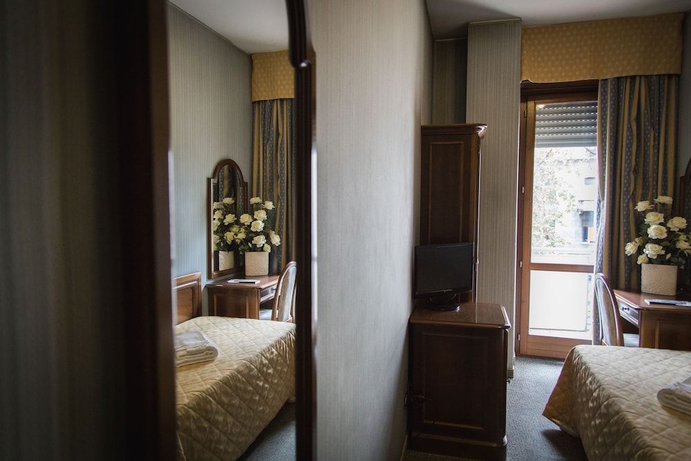 ROOM, SINGLE