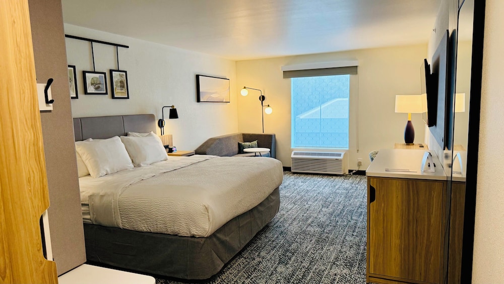Sleep Inn & Suites Ashland City, TN 17/50