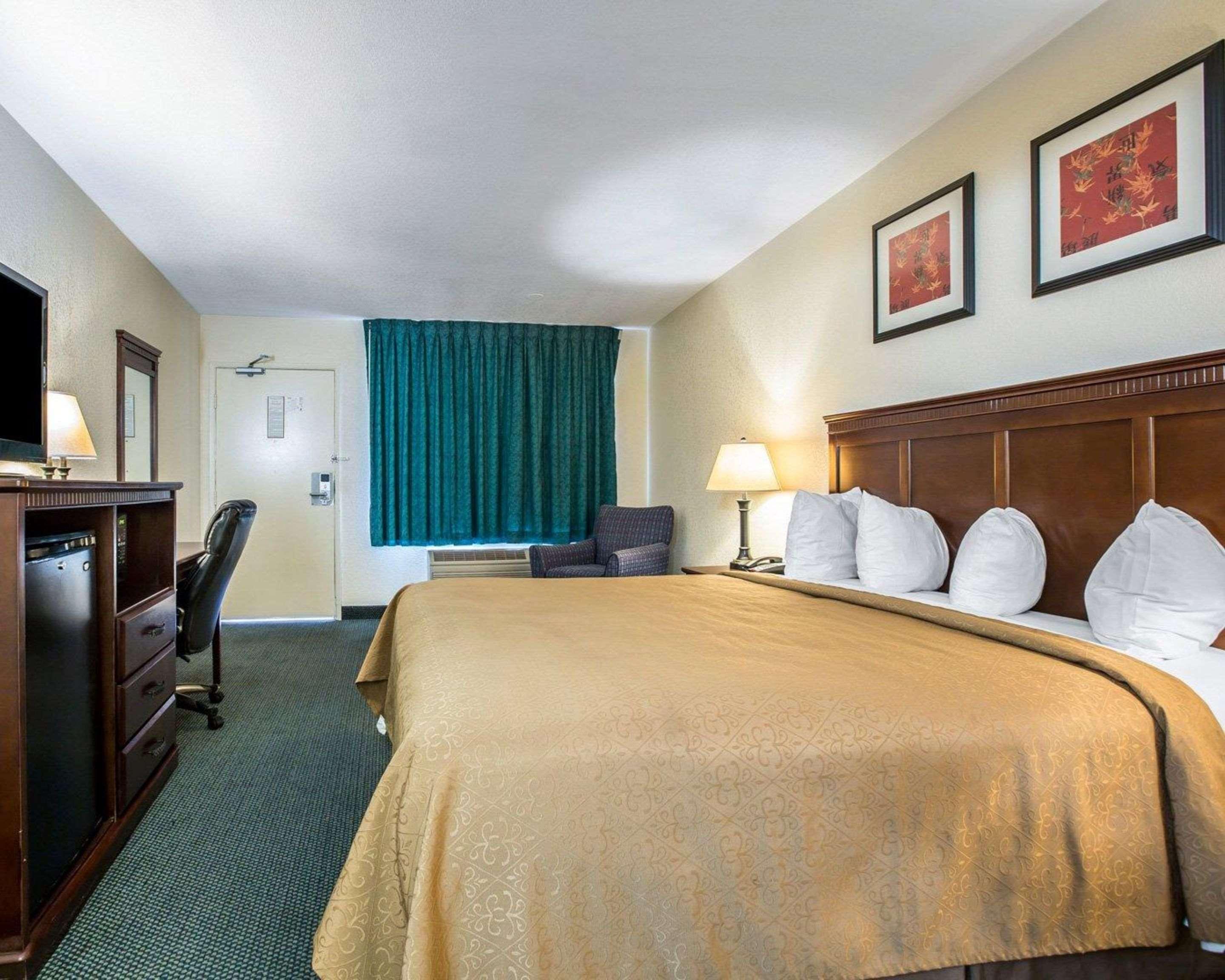 ROOM, KING BED, ACCESSIBLE