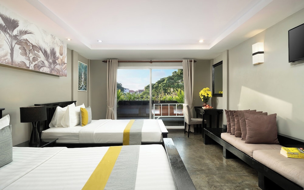 Family, 1 Queen and 1 Single Bed, City or River View, Terrace