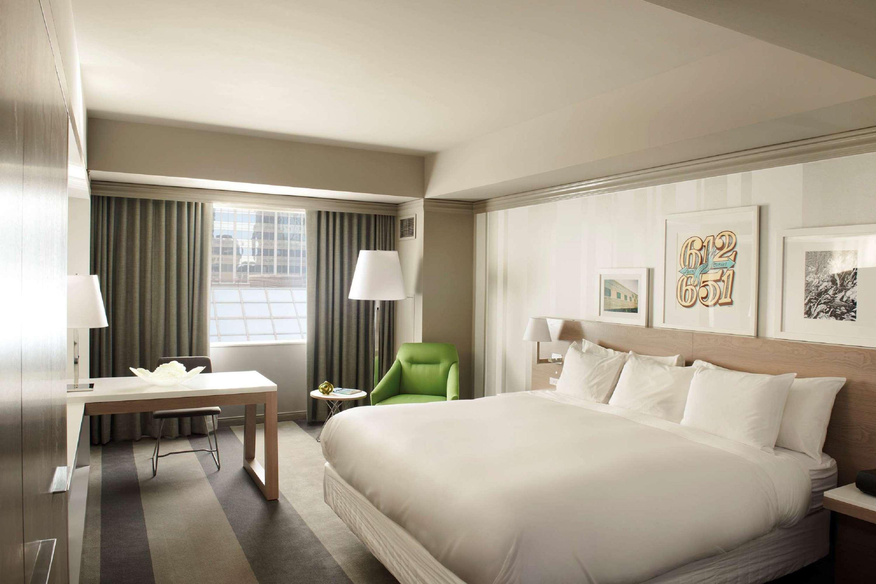 DELUXE, KING BED, BATHTUB, ACCESSIBLE