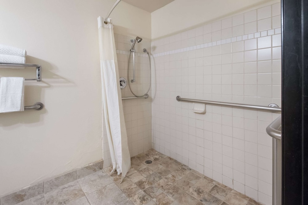 Quality Inn and Suites Airport West 17/57