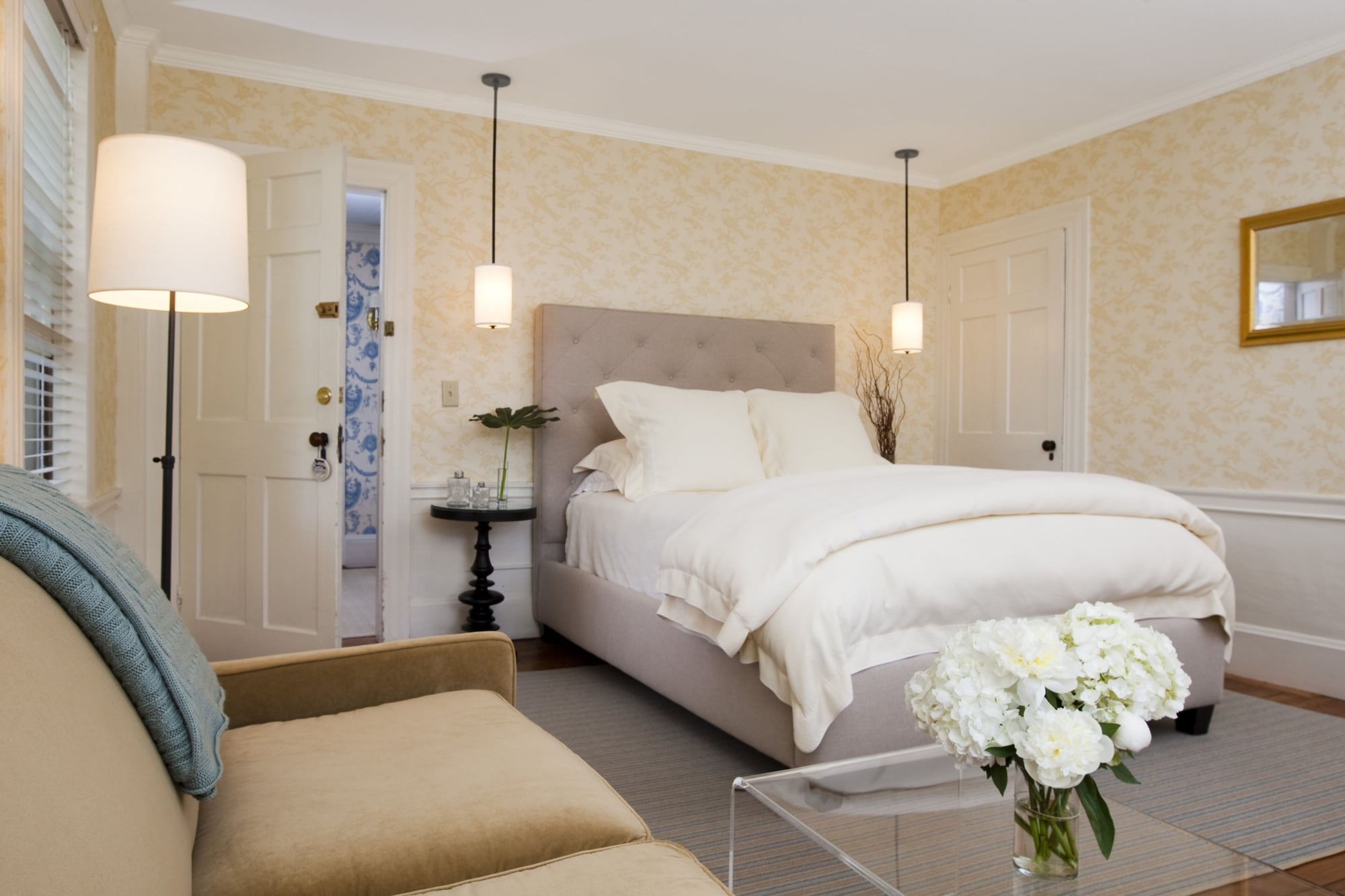 House, Queen Bed