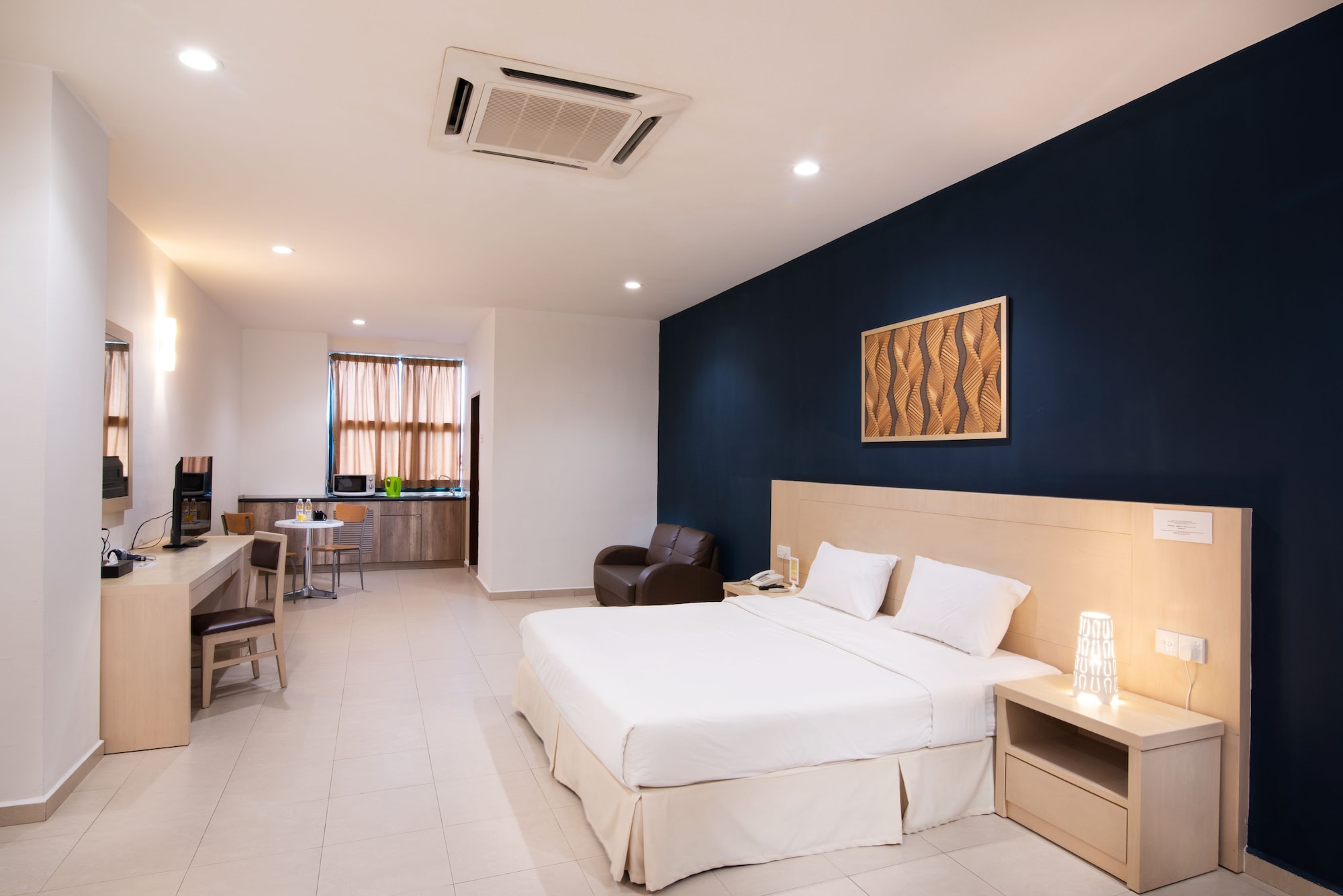 SUPERIOR, KING BED, KITCHENETTE