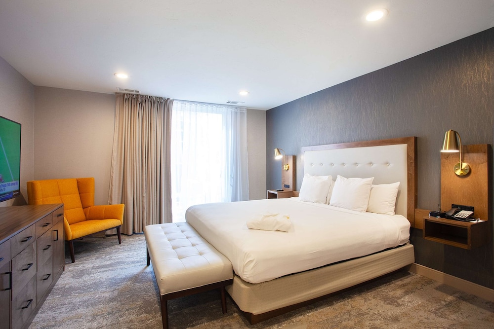 Suite, Multiple Beds, Sofa, Living Area, Jetted Tub