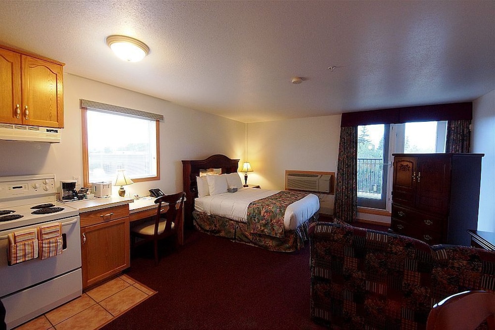 Executive House Suites Hotel & Conference Centre 8/25