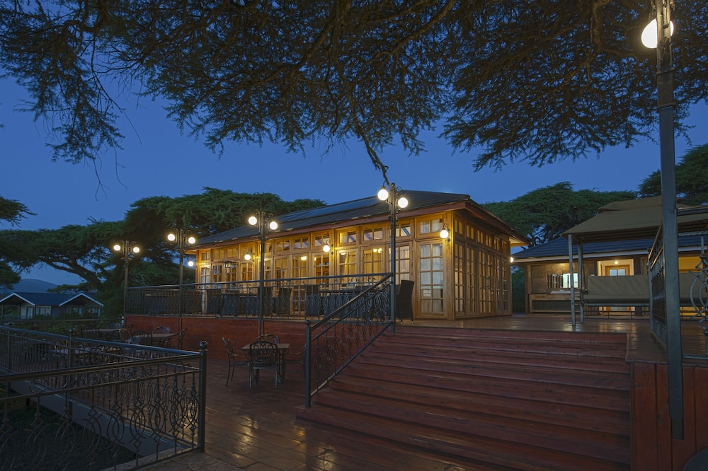 Karibu Camps and Lodges Lions Paw Ngorongoro 5/68