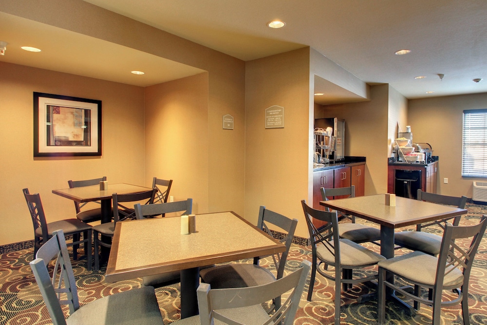 Cobblestone Inn & Suites - Harvey 36/50