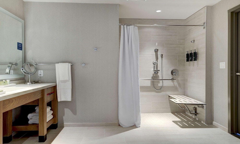 Premium, Suite, King Bed, University View, Accessible