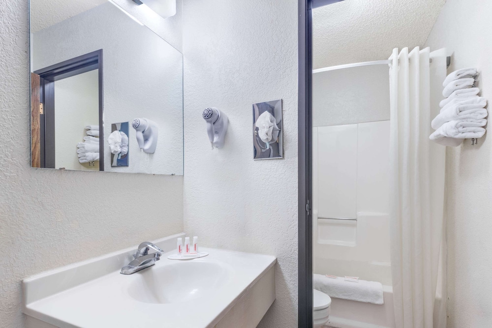 Super 8 by Wyndham Lake Havasu City 14/15