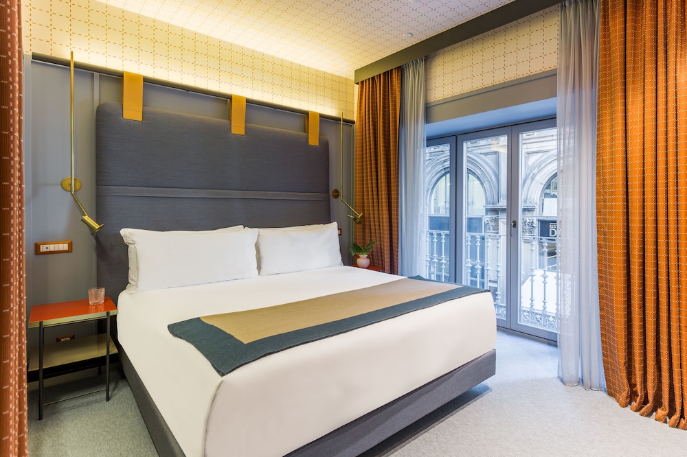 DELUXE, DOUBLE OR TWIN BED