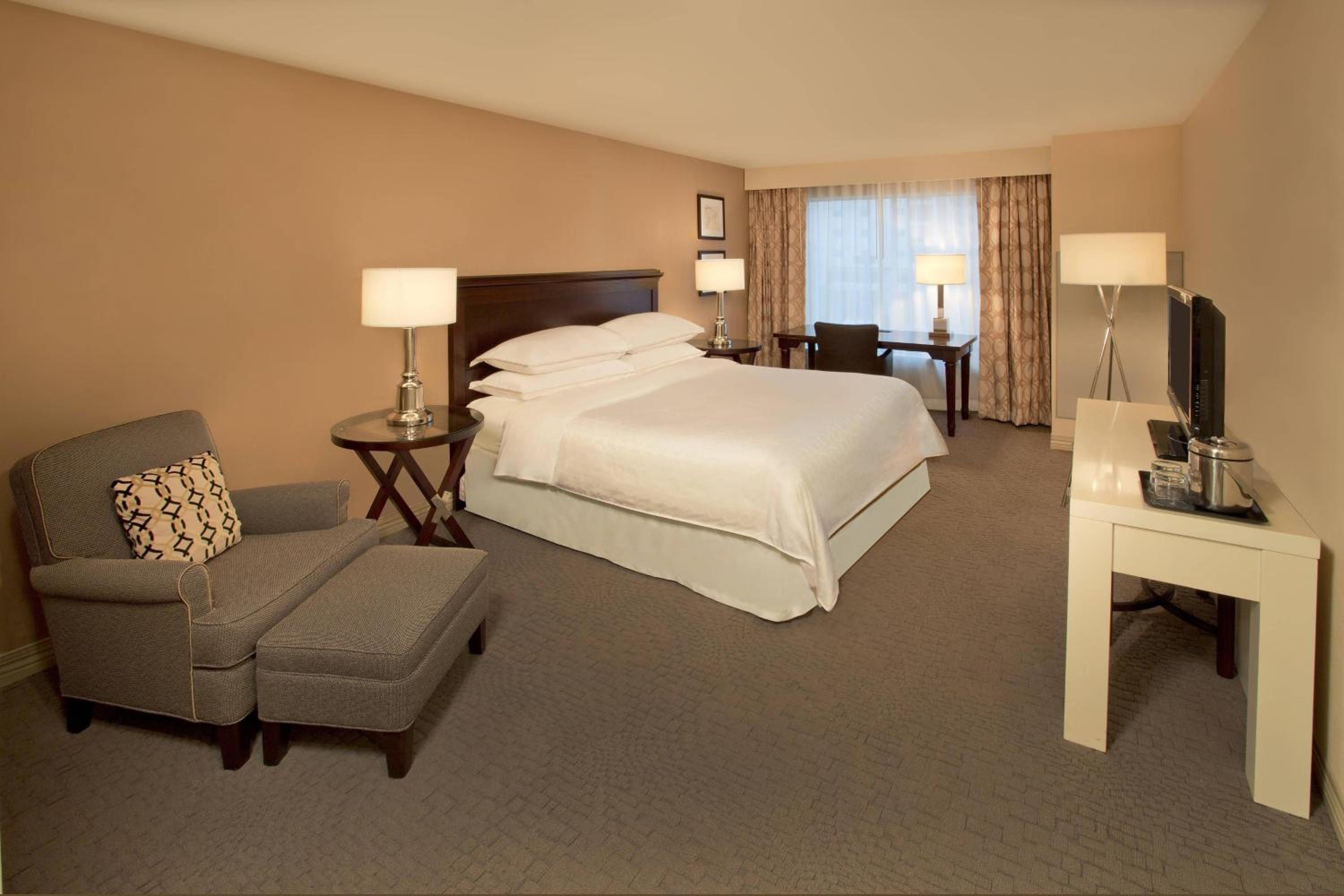 Room at Sheraton Louisville Riverside Hotel, JEFFERSONVILLE - IN