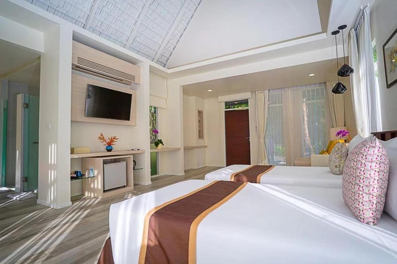 Suite, Lake Side