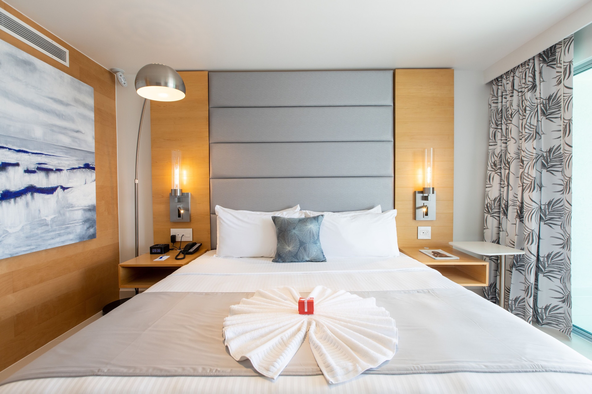 Guest Room, King Bed, Runway View