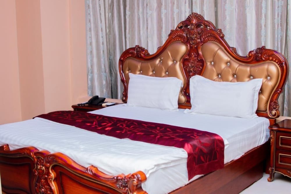 DELUXE, DOUBLE BED